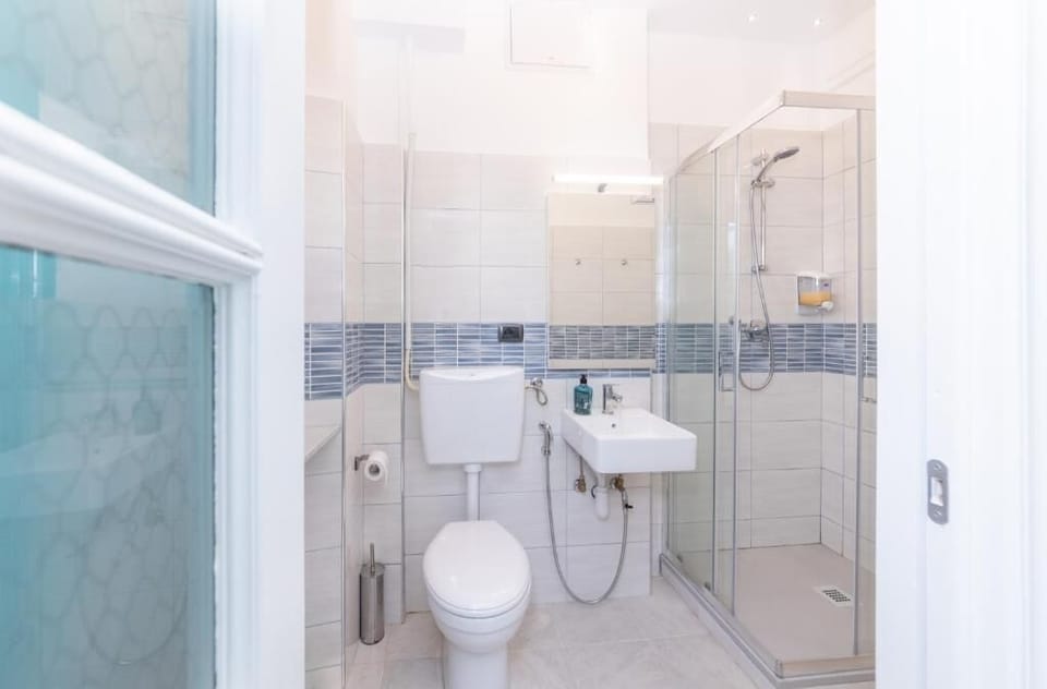 Business Double Room, Private Bathroom (N1) | Bathroom | Shower, hair dryer, towels, soap