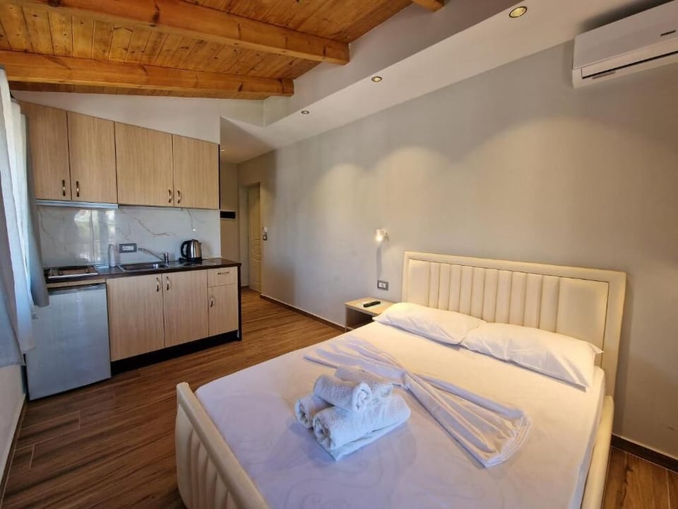 Deluxe Double Room, Balcony, Mountain View | Free WiFi, bed sheets