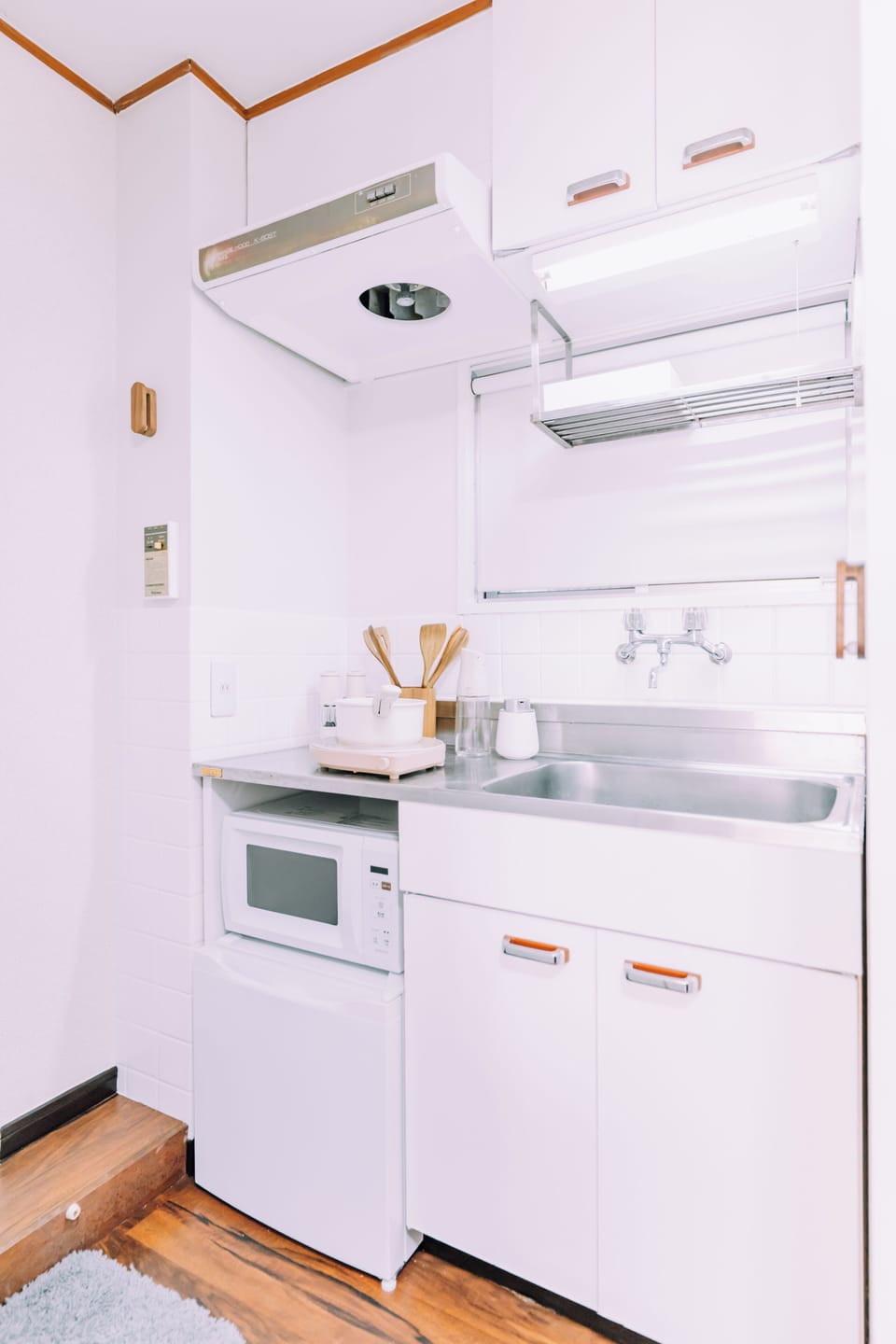 Apartment, Balcony | Private kitchen | Mini-fridge, microwave, stovetop, cookware/dishes/utensils