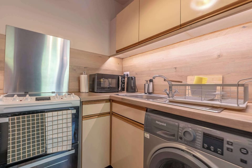 🍳 Prepare anything from a quick breakfast to a home-cooked dinner in this fully equipped kitchen.