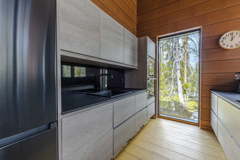 Full-size fridge, microwave, oven, stovetop