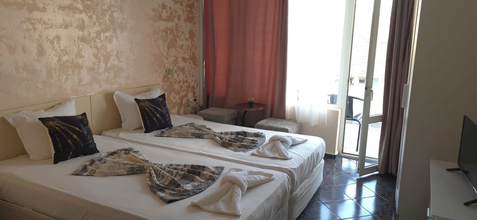 Double Room, Balcony, Sea View | In-room safe, desk, free WiFi