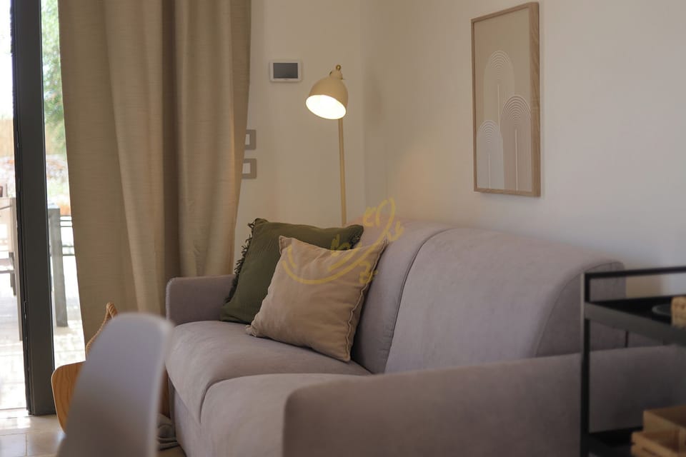House (2 Bedrooms) | Living area
