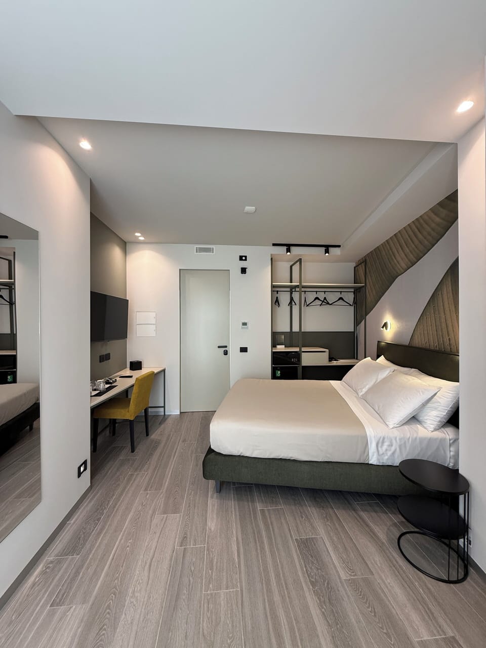 Room, 1 Queen Bed, Terrace | Minibar, in-room safe, desk, laptop workspace