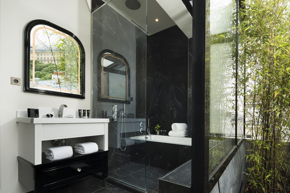 Suite (Aurore) | Bathroom | Free toiletries, hair dryer, bathrobes, slippers