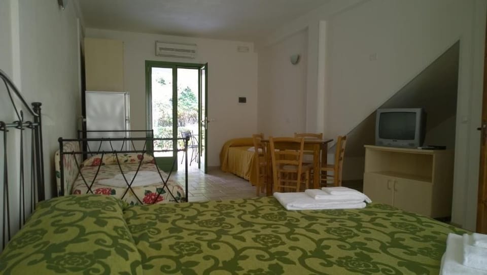 In-room safe, desk, free WiFi, wheelchair access