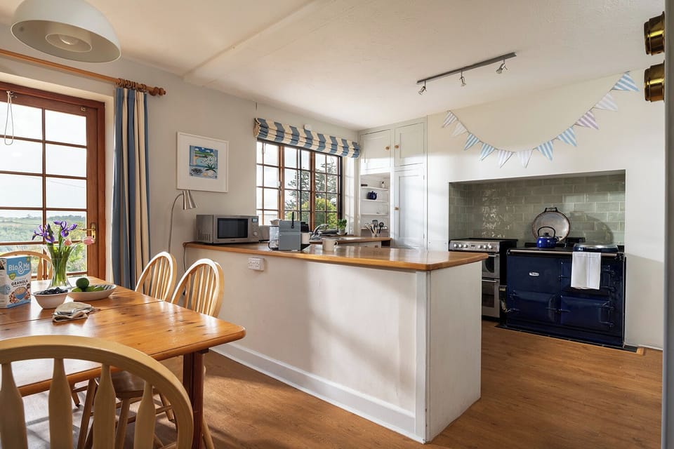 Kitchen and dining roomAGA (in use from 1 October to April 30 only)