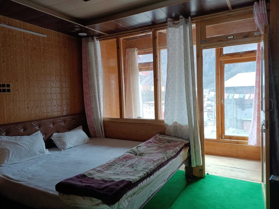Deluxe Room | Rollaway beds, free WiFi, bed sheets