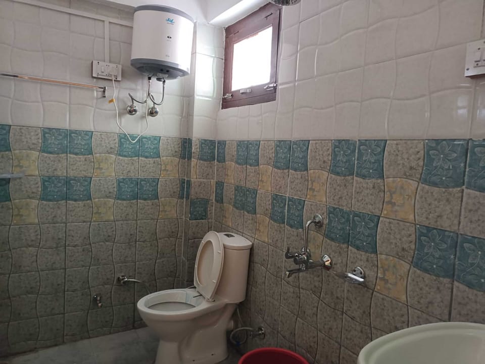 Deluxe Room | Bathroom | Shower, free toiletries, soap, shampoo