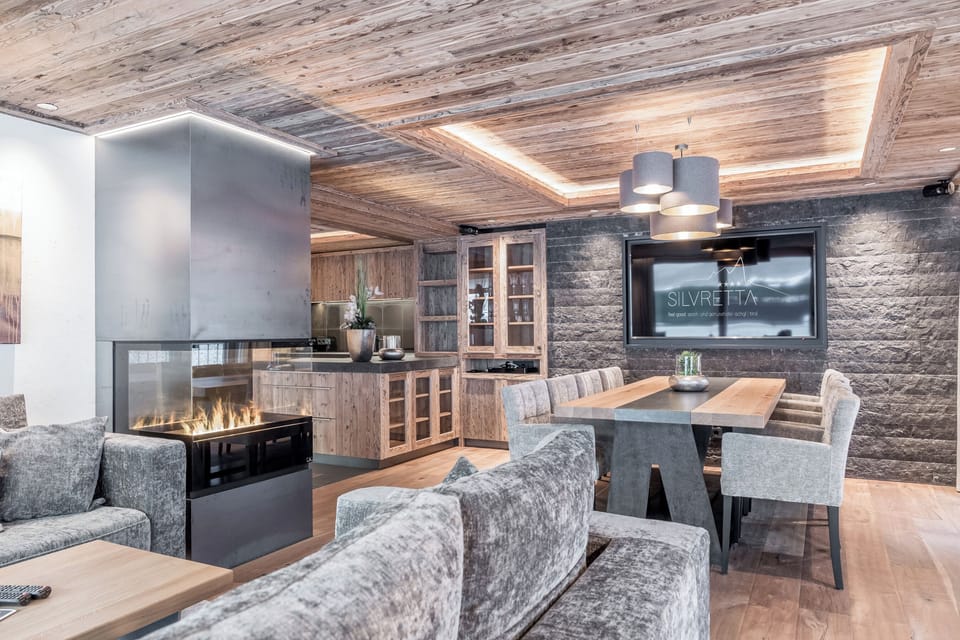 Luxury Suite, Balcony, Mountain View | Dining