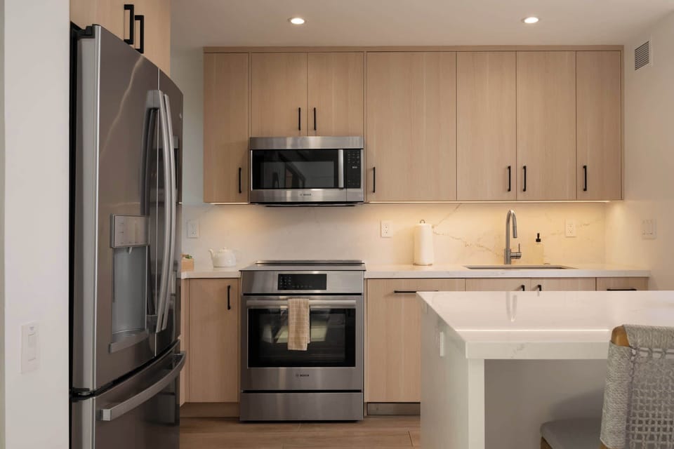 Bosch induction range, French-door fridge with ice and water, and elegant quartz backsplash. Everything you need for everyday cooking and special-occasion meals.