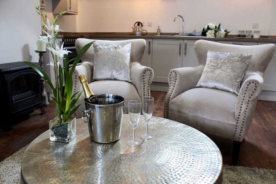 Deluxe Apartment | Living area | Flat-screen TV