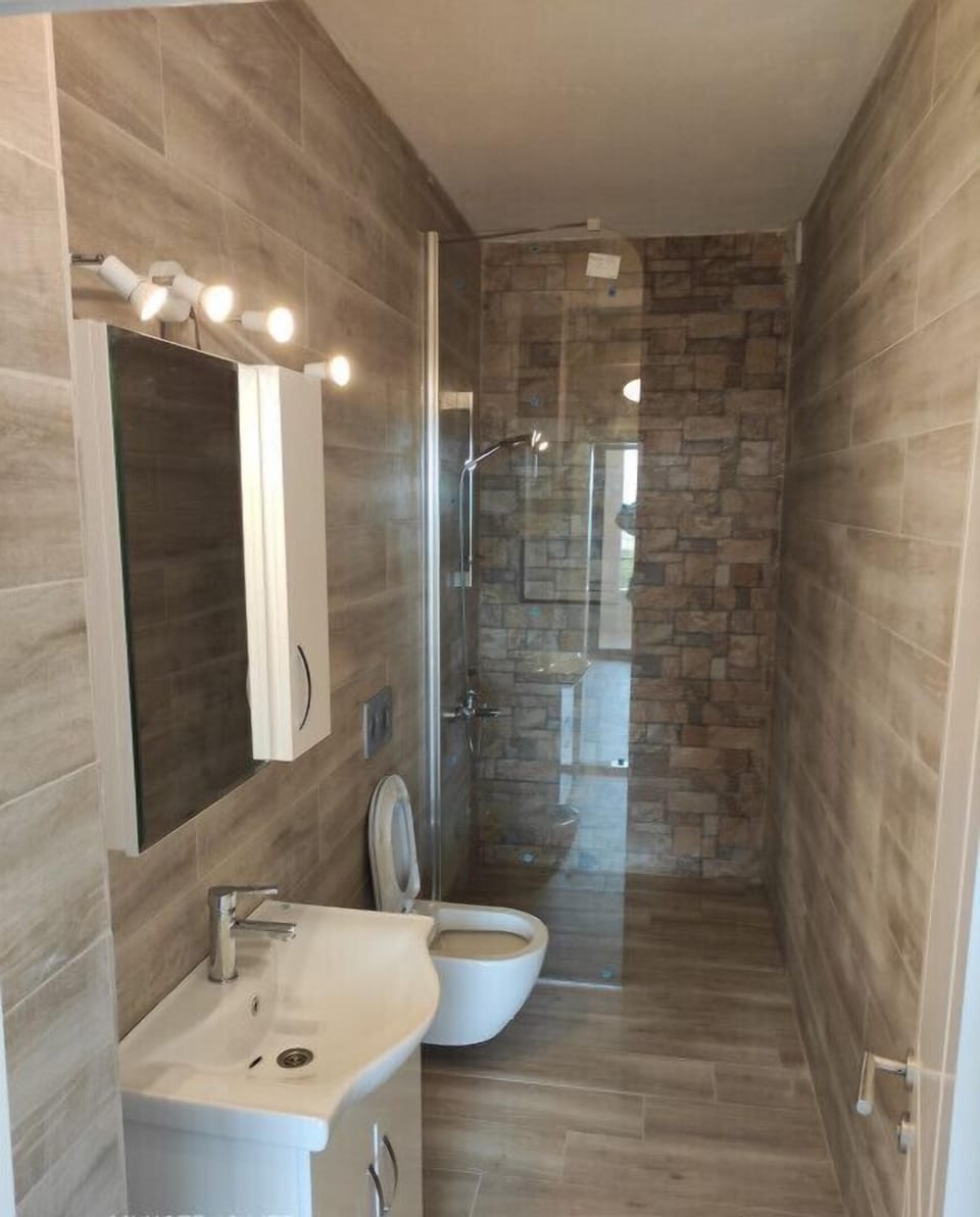 Classic Quadruple Room, Balcony | Bathroom | Towels, shampoo, toilet paper