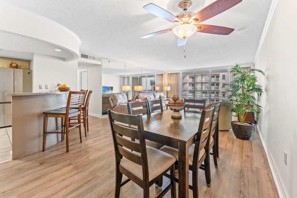 Open Dining Area with seating for 6