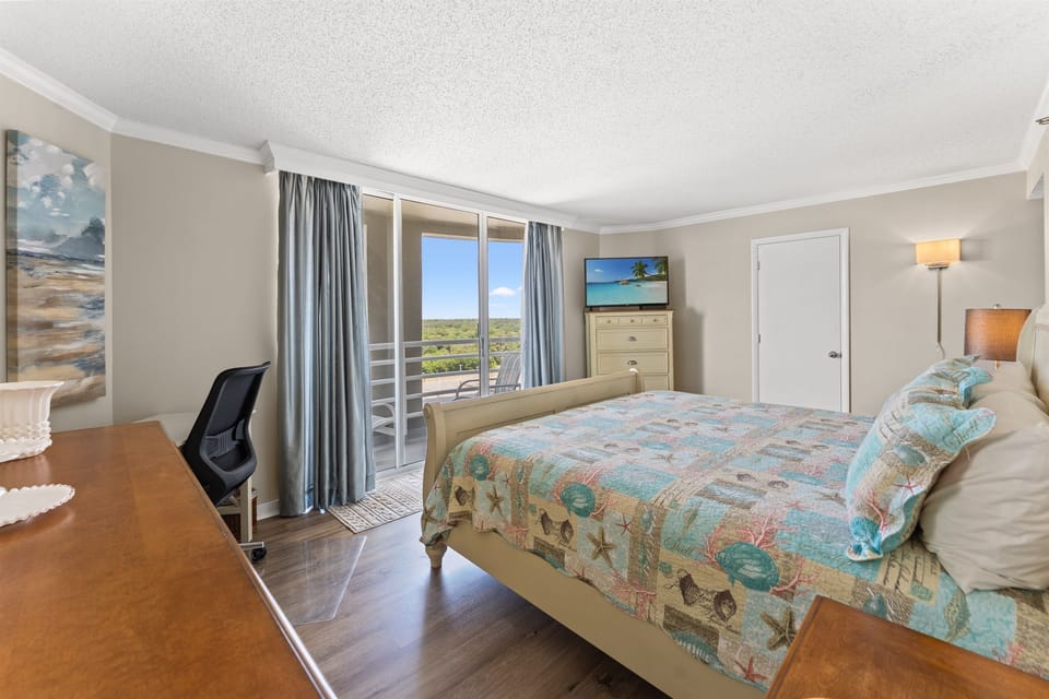 Peaceful and private Main Suite with king bed, private balcony and ensuite