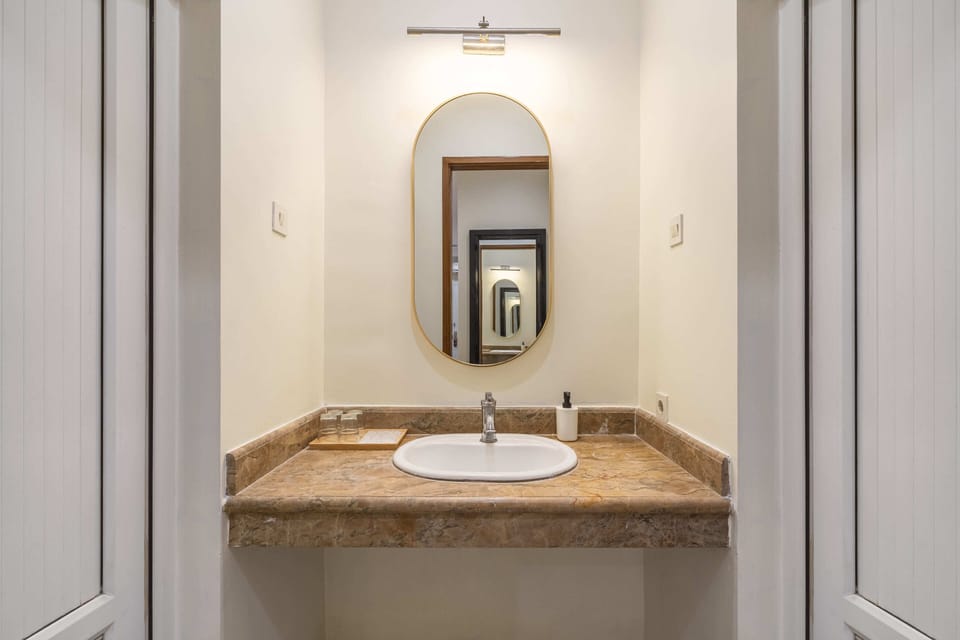 Family Suite | Bathroom | Shower, free toiletries, towels, toilet paper