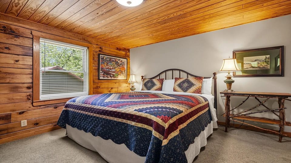 Second cabin bedroom with king size bed.