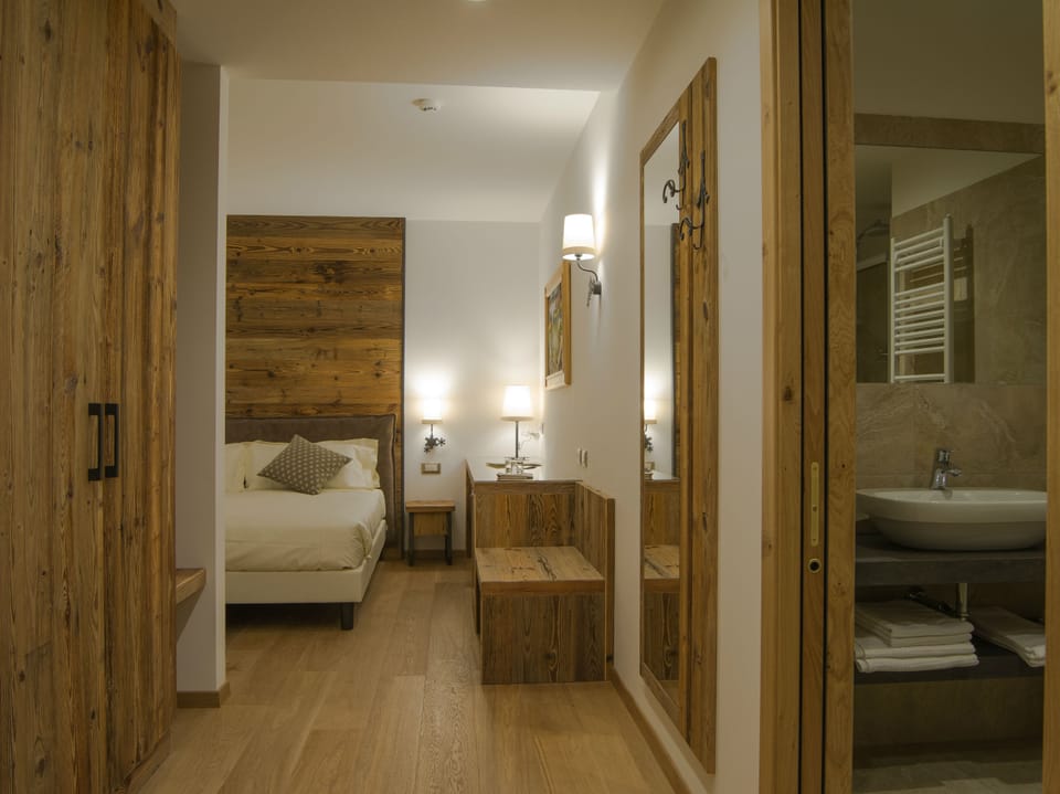 Minibar, in-room safe, iron/ironing board, free WiFi