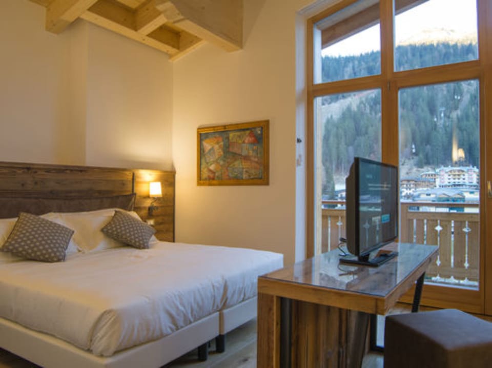 Junior Suite | Minibar, in-room safe, iron/ironing board, free WiFi