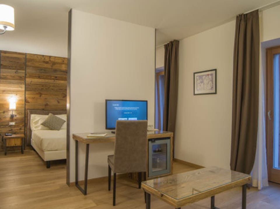 Junior Suite | Minibar, in-room safe, iron/ironing board, free WiFi