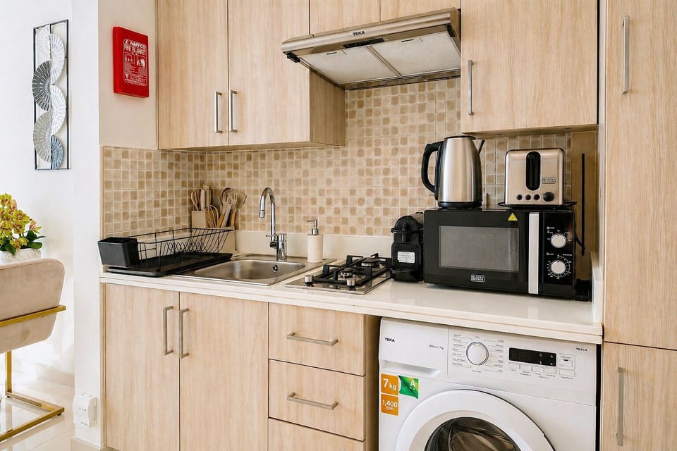 Deluxe Studio, Balcony, City View | Private kitchenette | Full-size fridge, microwave, stovetop, coffee/tea maker