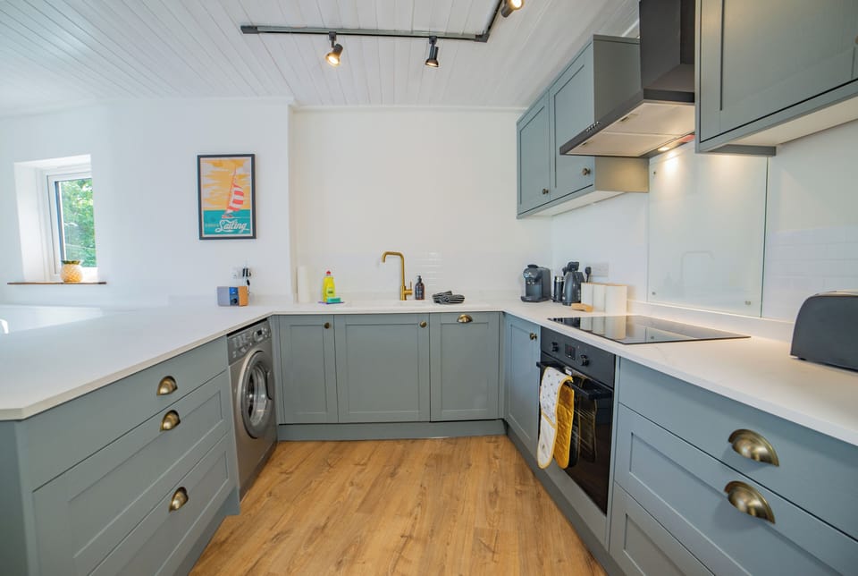 Fully equipped kitchen with dining area and breakfast bar