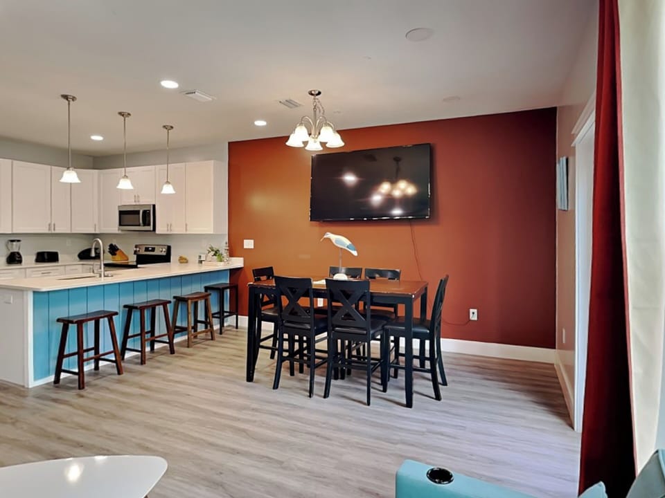 Sunset Serenity - Dining Area - Breakfast Bar - First Floor