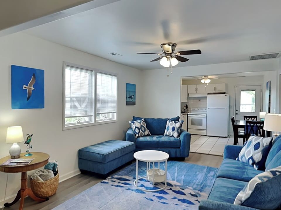 Living Room Connecting to the Kitchen