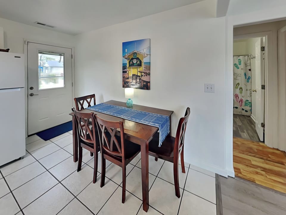 Dining Area - Seating for 4
