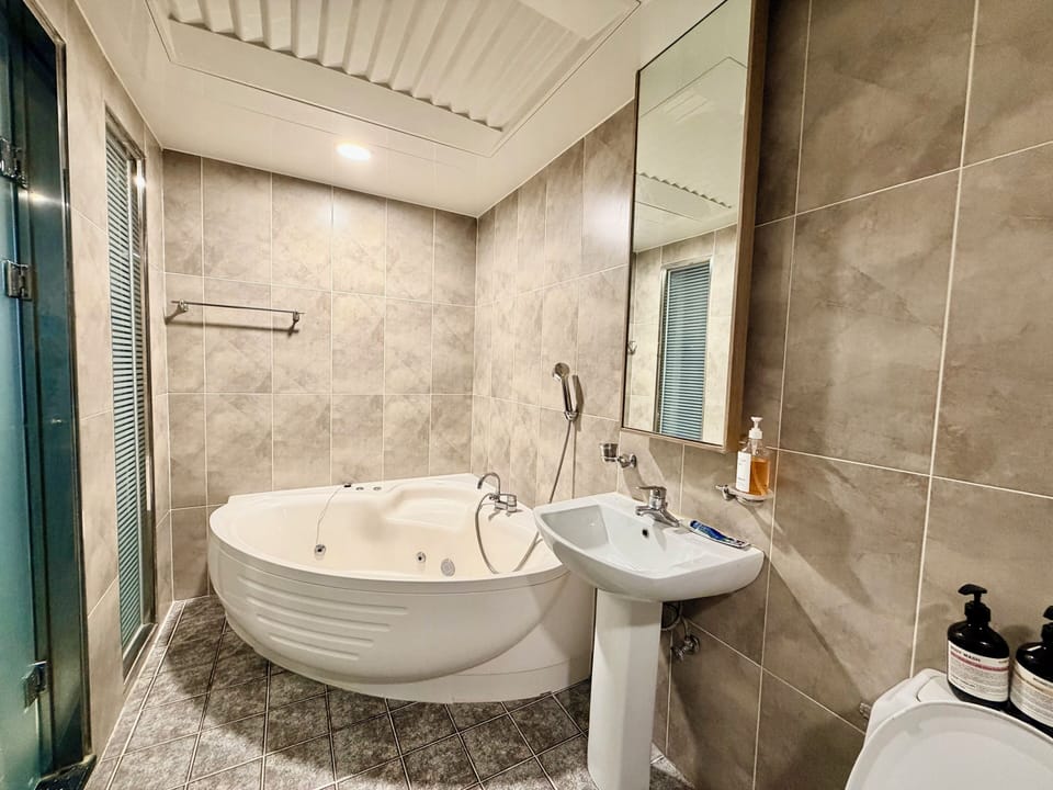 Presidential Room | Bathroom | Separate tub and shower, hair dryer, towels, soap