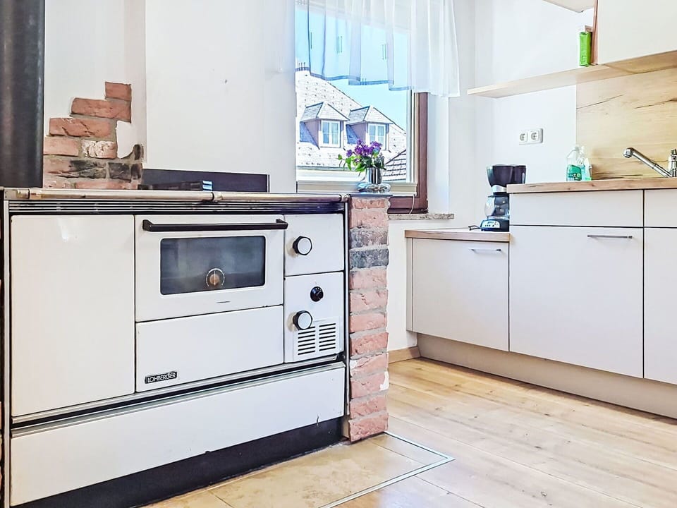 Kitchen Appliance, Kitchen, Major Appliance, Home Appliance, Flooring, Interior Design, Kitchen Stove, Countertop, Cabinetry, Floor