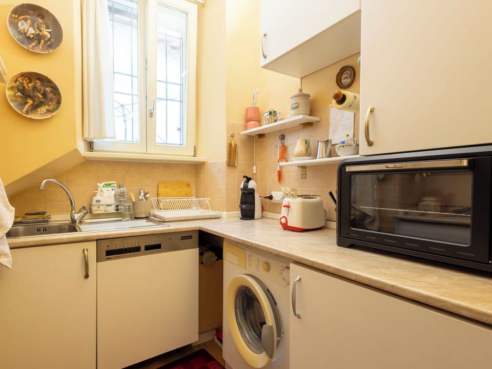 Kitchen Appliance, Major Appliance, Washing Machine, Kitchen, Laundry Room, Home Appliance, Interior Design, Countertop, Room, Clothes Dryer