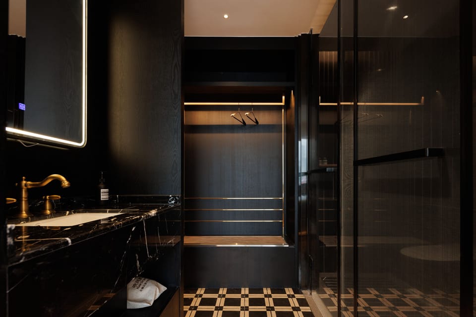 Comfort Double Room, City View | Bathroom | Rainfall showerhead, free toiletries, hair dryer, bathrobes