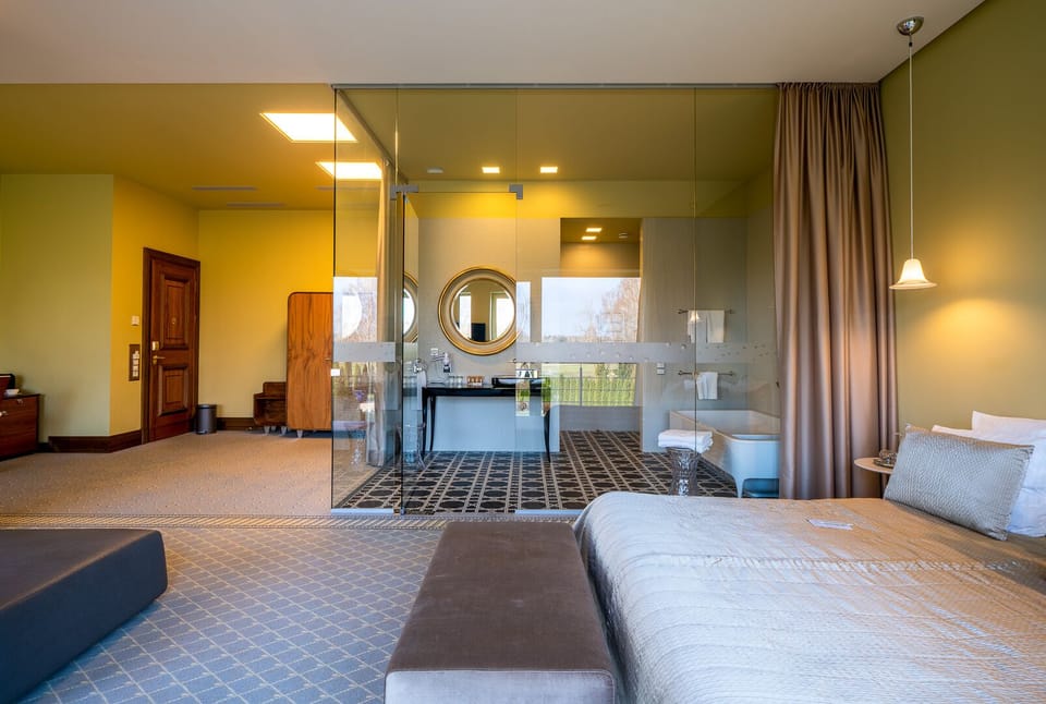 Deluxe Suite (Spa Access) | Bathroom | Combined shower/tub, jetted tub, free toiletries, hair dryer