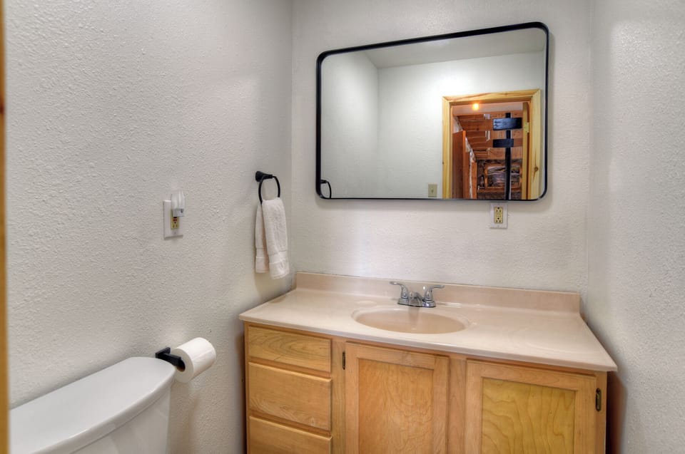 Bristol Head Retreat - Main level 1/2 bathroom off living area.