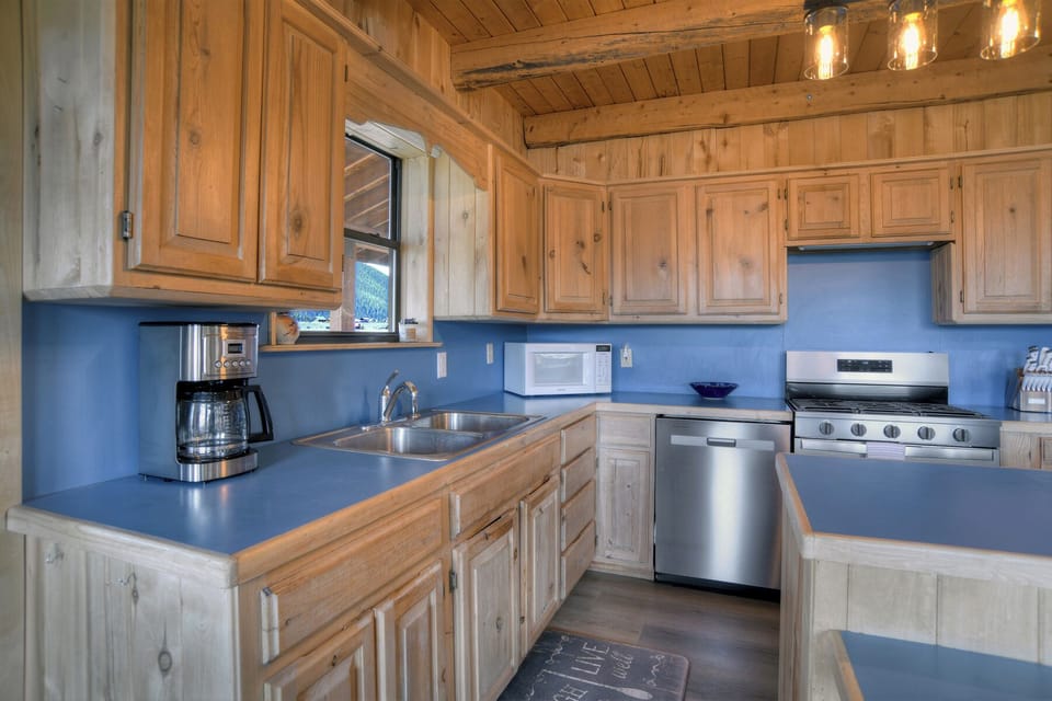 Bristol Head Retreat - Open-concept living area featuring a fully equipped kitchen with stainless steel appliances, and a dining area with plenty of seating.