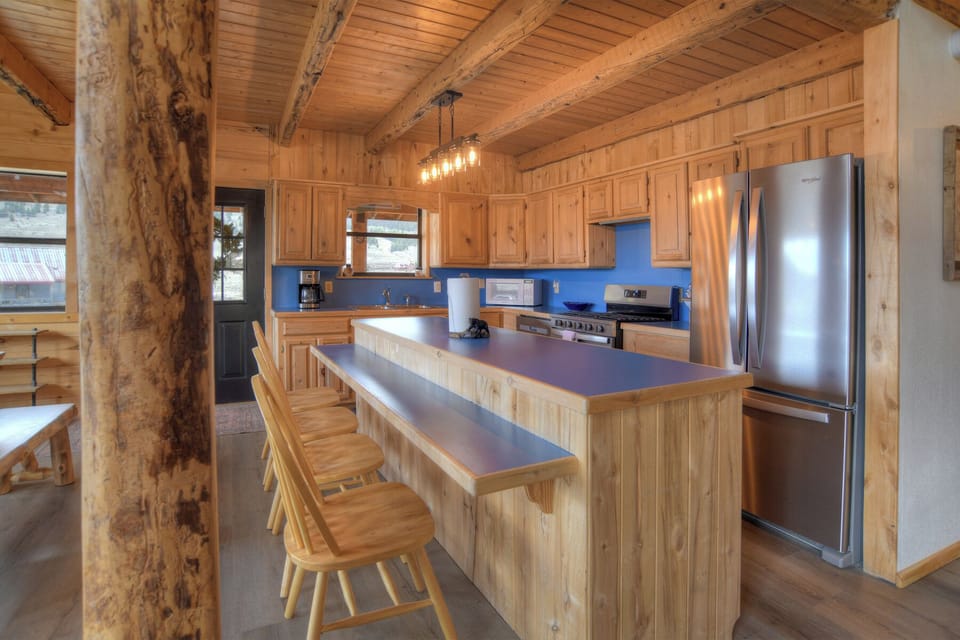 Bristol Head Retreat - Open-concept living area featuring a fully equipped kitchen with stainless steel appliances, and a dining area with plenty of seating.