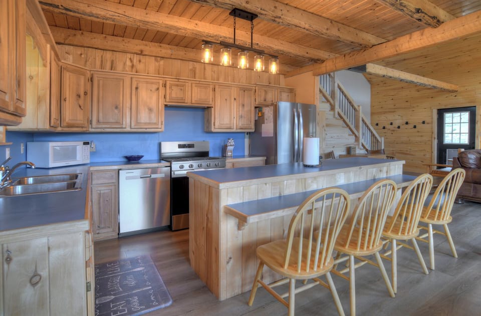 Bristol Head Retreat - Fully equipped kitchen with stainless steel appliances, large prep area, and kitchen island with additional seating.