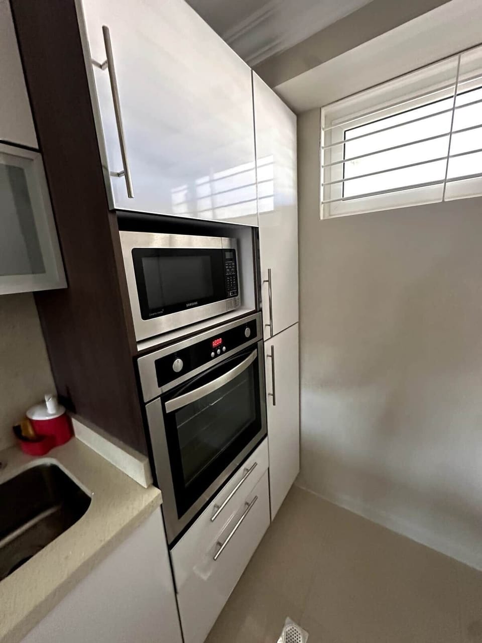 Cocina moderna: Equipada con licuadora, cafetera y todos los utensilios para preparar comidas locales