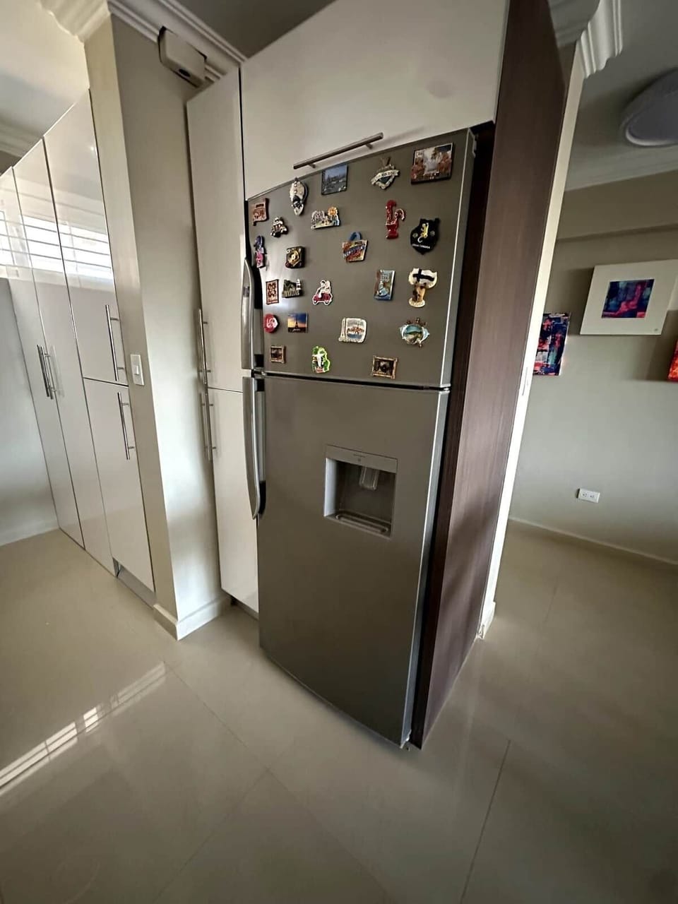 Cocina moderna: Equipada con un gran refrigerador y congelador estilo estadounidense