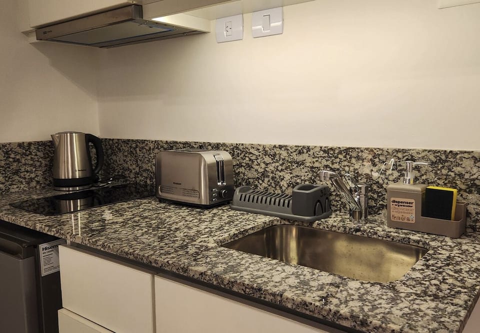 Studio | Private kitchen | Mini-fridge, microwave, cookware/dishes/utensils