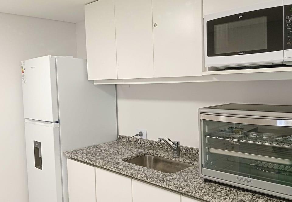 Studio | Private kitchen | Mini-fridge, microwave, cookware/dishes/utensils
