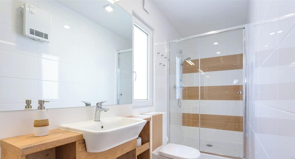 Classic Cottage | Bathroom | Shower, rainfall showerhead, hair dryer, towels