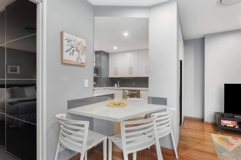 Gather around the dining setting for quick breakfasts before heading out to the lively harbourside precinct.