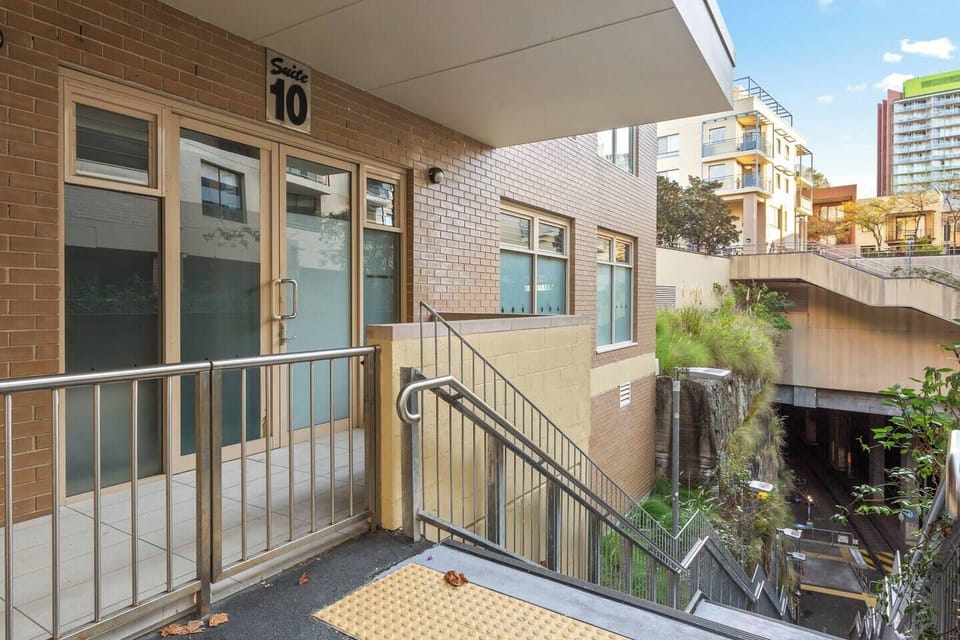 Arrive at this centrally positioned ground-floor apartment, perfectly placed for easy access to Pyrmont’s transport links, waterfront parks, and city attractions.