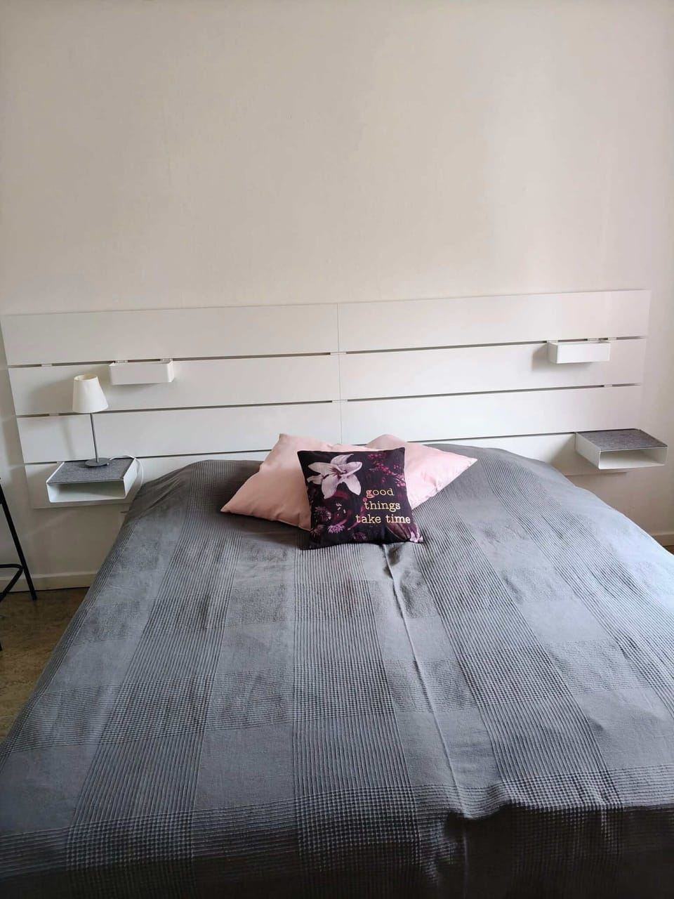 Basic dubbelrum eller tvåbäddsrum (delat toalett) - utsikt mot trädgården  | Individually furnished, free WiFi