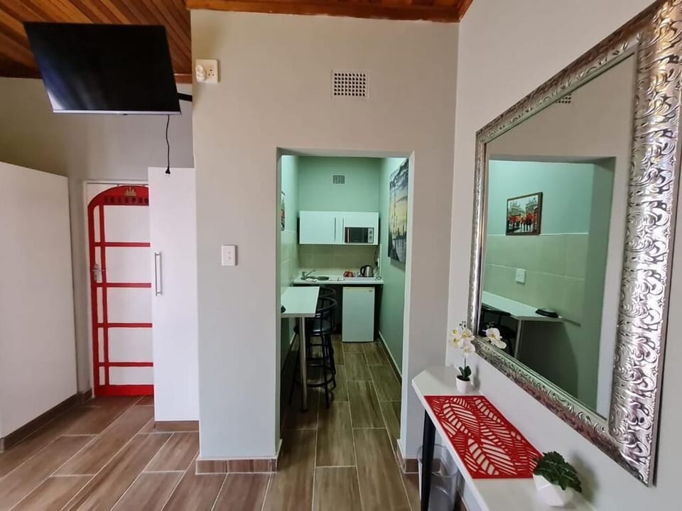 Deluxe Double or Twin Room | Private kitchen | Mini-fridge, microwave, cookware/dishes/utensils