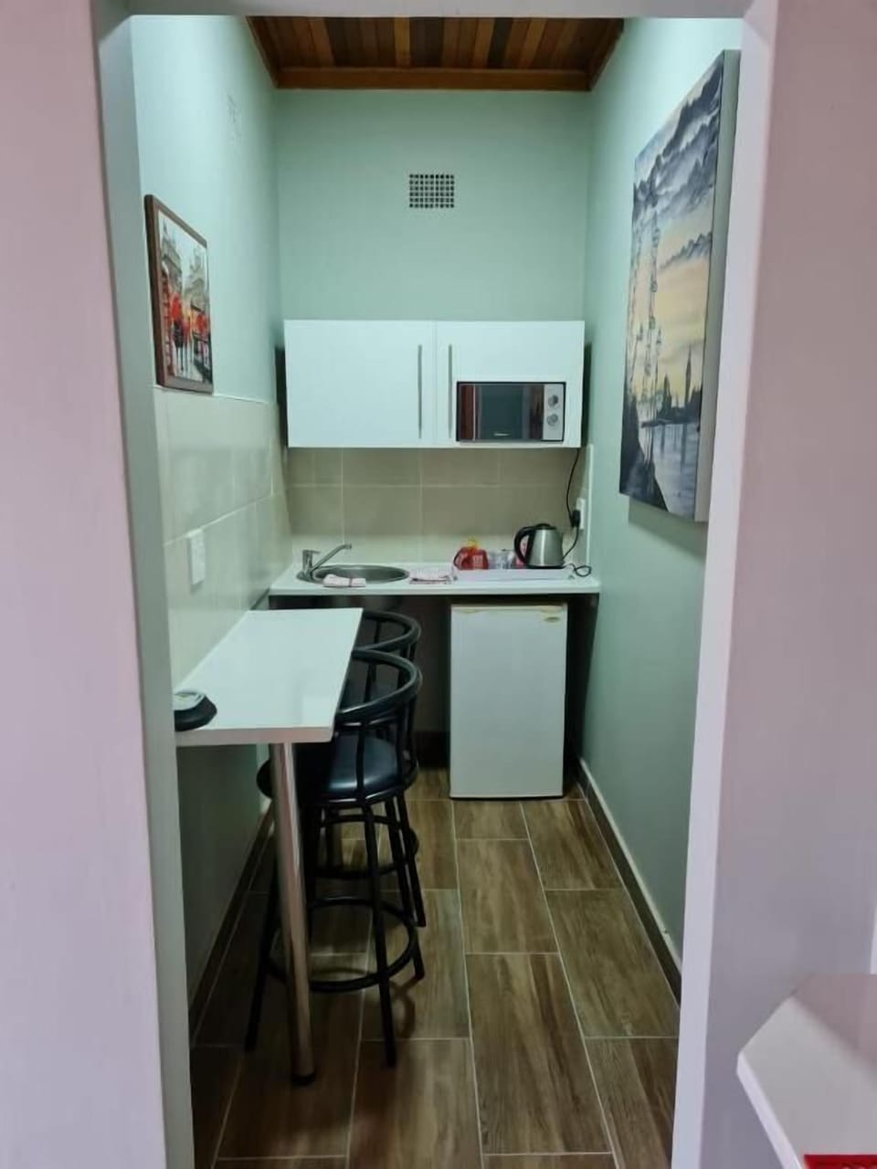 Deluxe Double or Twin Room | Private kitchen | Mini-fridge, microwave, cookware/dishes/utensils
