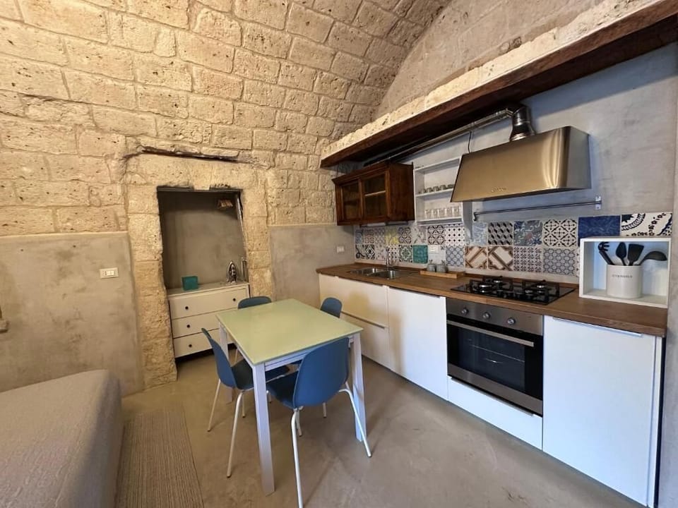 Apartment, Patio, Courtyard View | Private kitchen