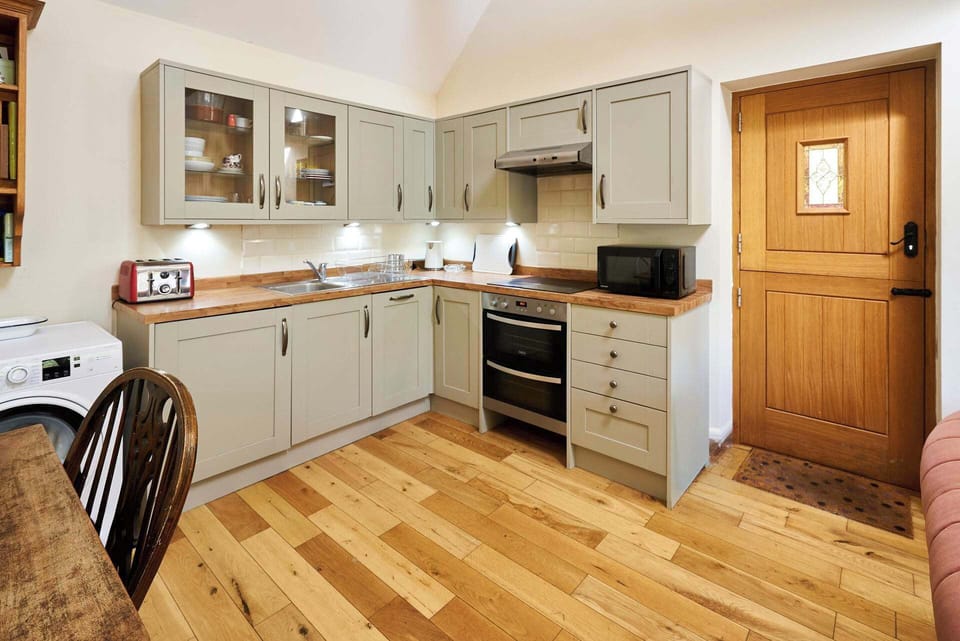 The Tiled Cottage, Ashford - Host & Stay